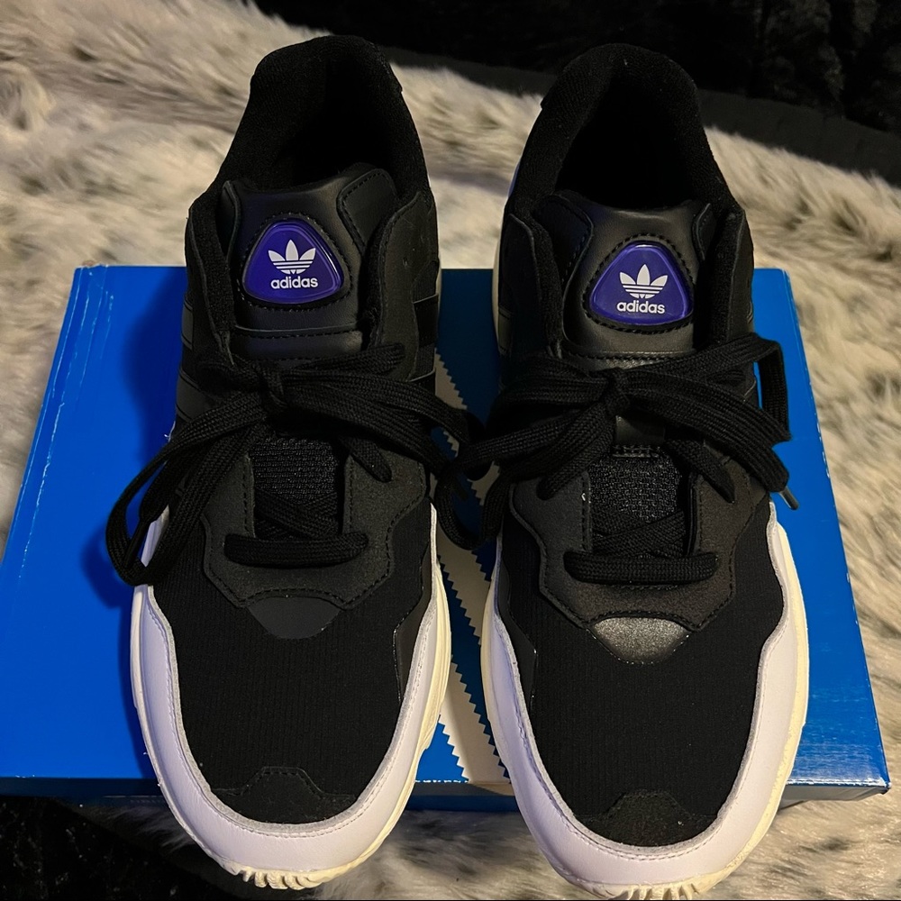 Size 9 Men's Black/White Adidas Yung 96
